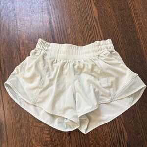 Lululemon Mint Moment Hotty Hots, LR 2.5 inch, size 2
